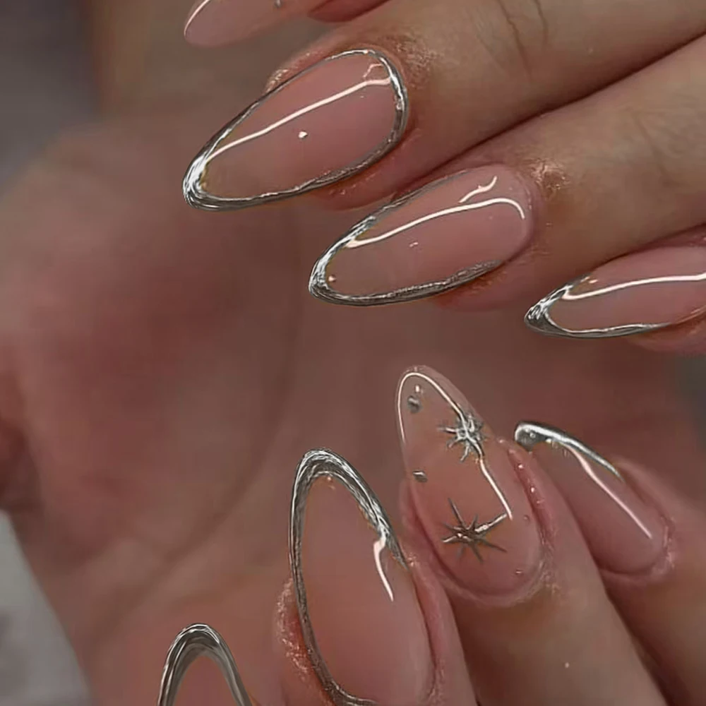 แถบเล็บเจล 3 มิติสีเงินรูปอัลมอนด์ยาว 24 ชิ้นเพื่อเพิ่มสไตล์แฟชั่นของคุณ! ชุดสติกเกอร์ติดเล็บสไตล์ฝรั่งเศสแบบสติลเลตโตมีลักษณะดังนี้