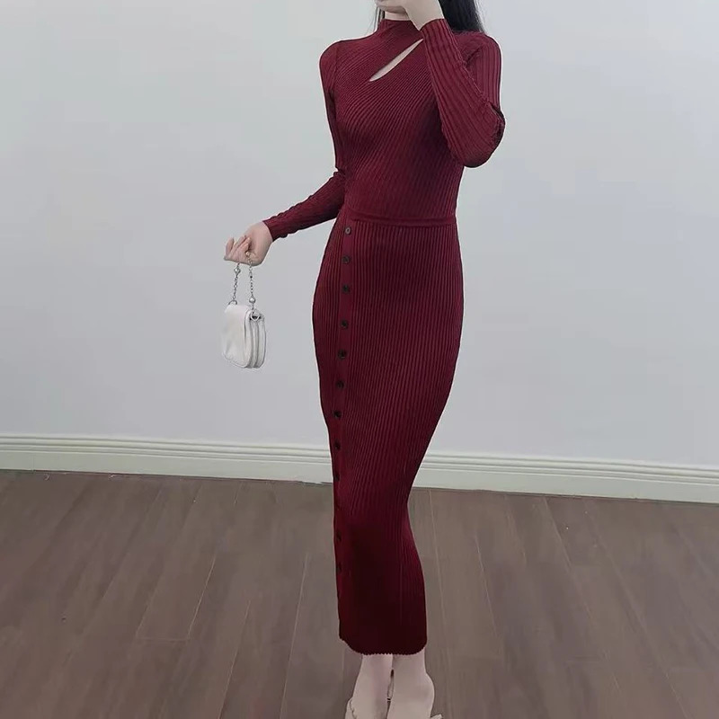 Französisches Frühherbst-Strickkleid in Weinrot mit ausgeschnittenem Faden, schlankmachendes, langärmliges Rundhals-Strickkleid 2025, neuer Herbststil