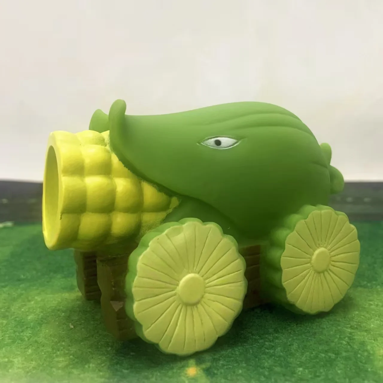

Corn Cannon "New Plants vs. Zombies" This is a soft rubber toy featuring glowing plants and a shooting game gift toy.