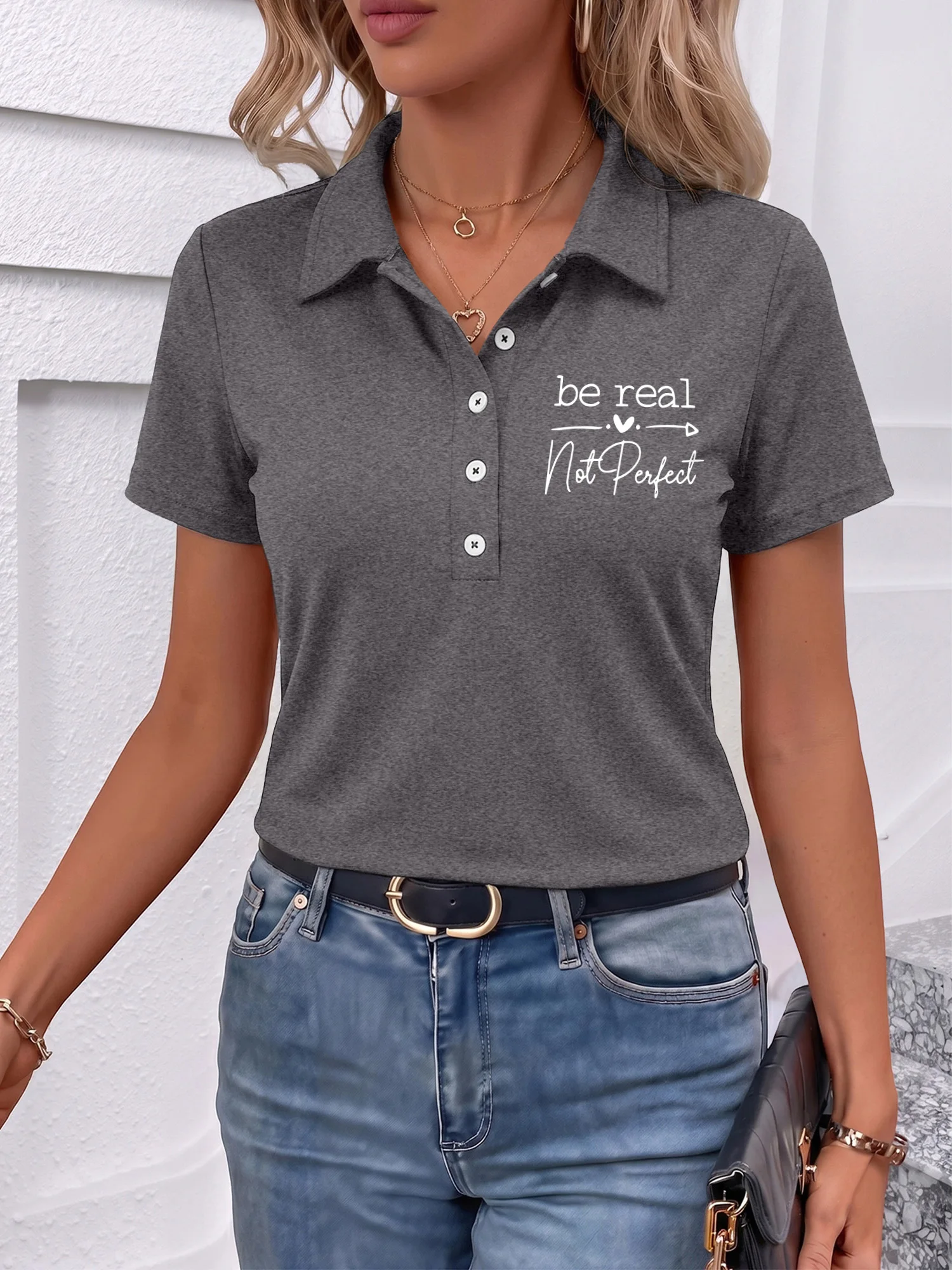 Polo pour femme à manches courtes et boutons, doux, pour le quotidien, avec motif inspirant « Be Real Not Perfect »
