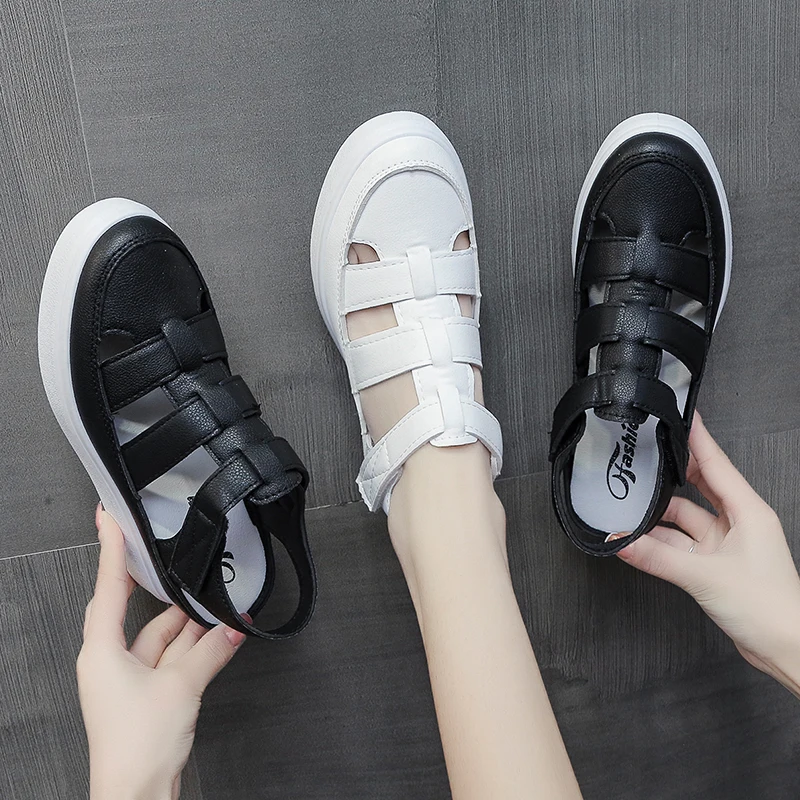 Römische Sandalen für Damen, 2024, neuer Stil, bedeckte Zehen, modische Baotou-Hohlplattform-Damenschuhe, Sommer-Erhöhungs-Sandalen