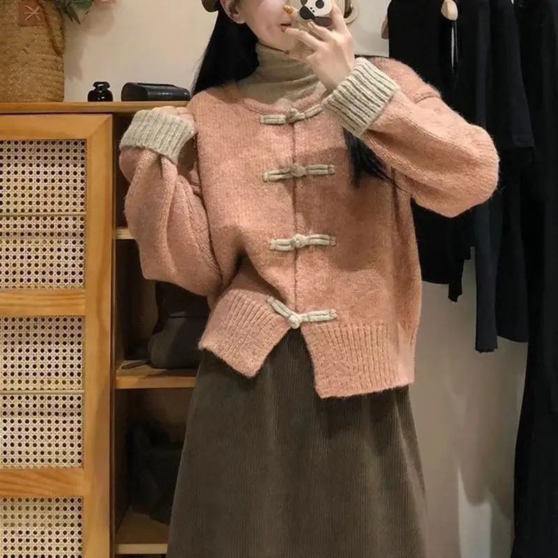 

Retro Buckle Chinese Knot Round Neck Contrasting Color Lazy Style Loose and Slimming Versatile Long Sleeved Women's New Sweater