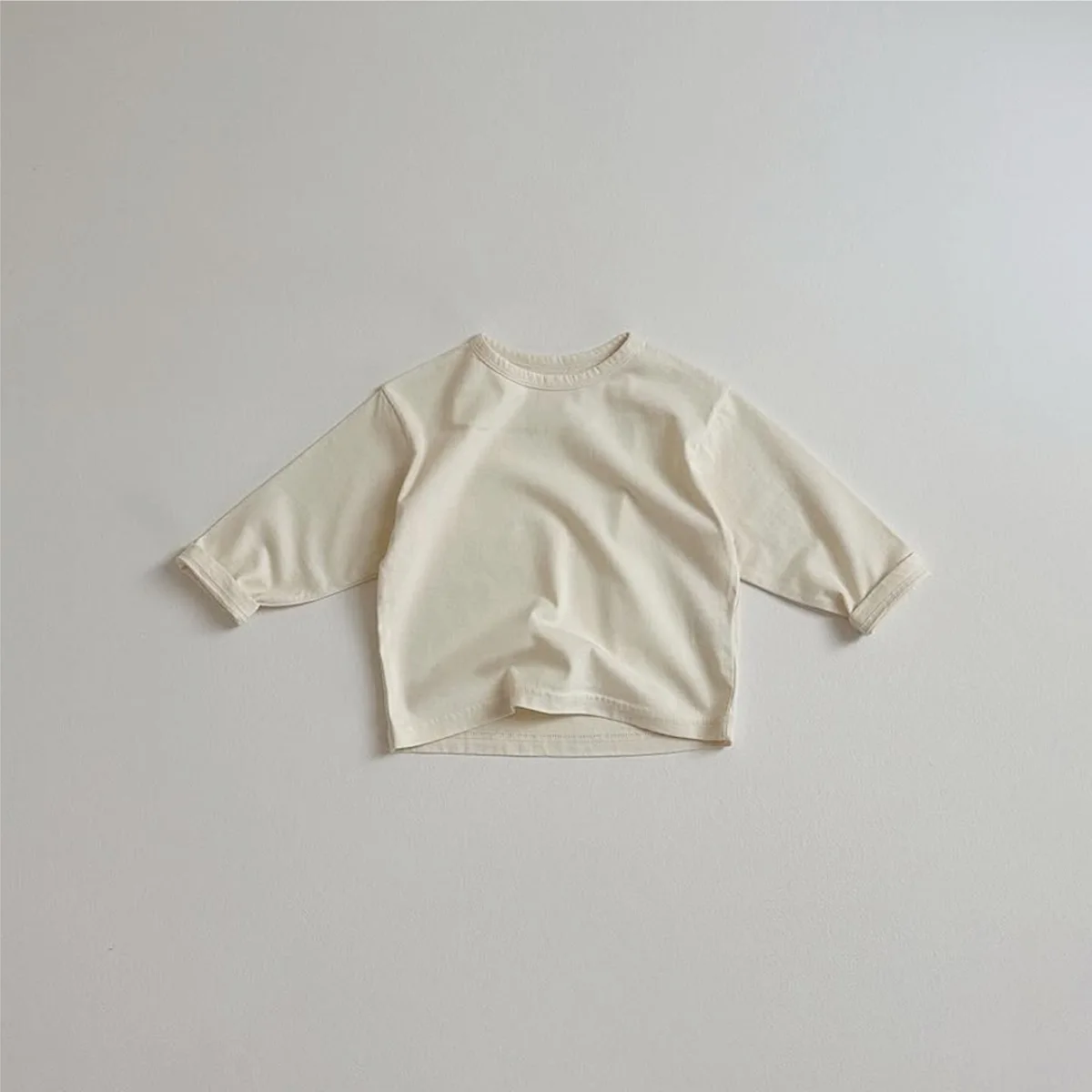 2026 ربيع جديد طفل طويل الأكمام تي شيرت الصلبة الرضع الصبي فضفاض عادية المحملة الفتيات قاع القمصان طفل ملابس قطنية