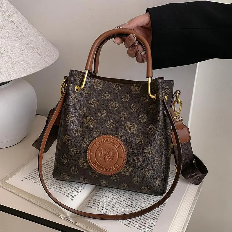 

Сумка через плечо с принтом 2025 года, просторная женская сумка через плечо, роскошная пригородная сумка, минималистичная сумка «день-ночь», текстурированная сумка на ремне