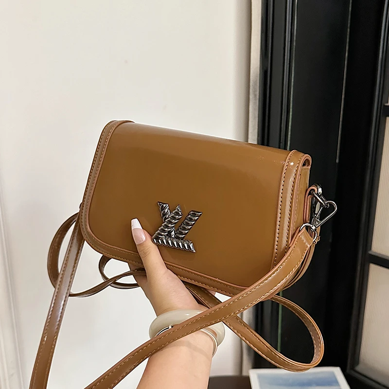 

Women's Sleek Professional Shoulder Bag for Daily Travel with PU Material Multiple Pockets Anti-scratch Surface Trendy Style