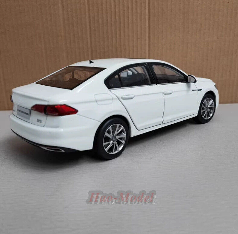 Diecast Alloy Diecast Car Model, ornamentos brancos, presentes de aniversário, Hobby Display Collection, 1:18, apto para FAW Volkswagen BORA 2019, novo