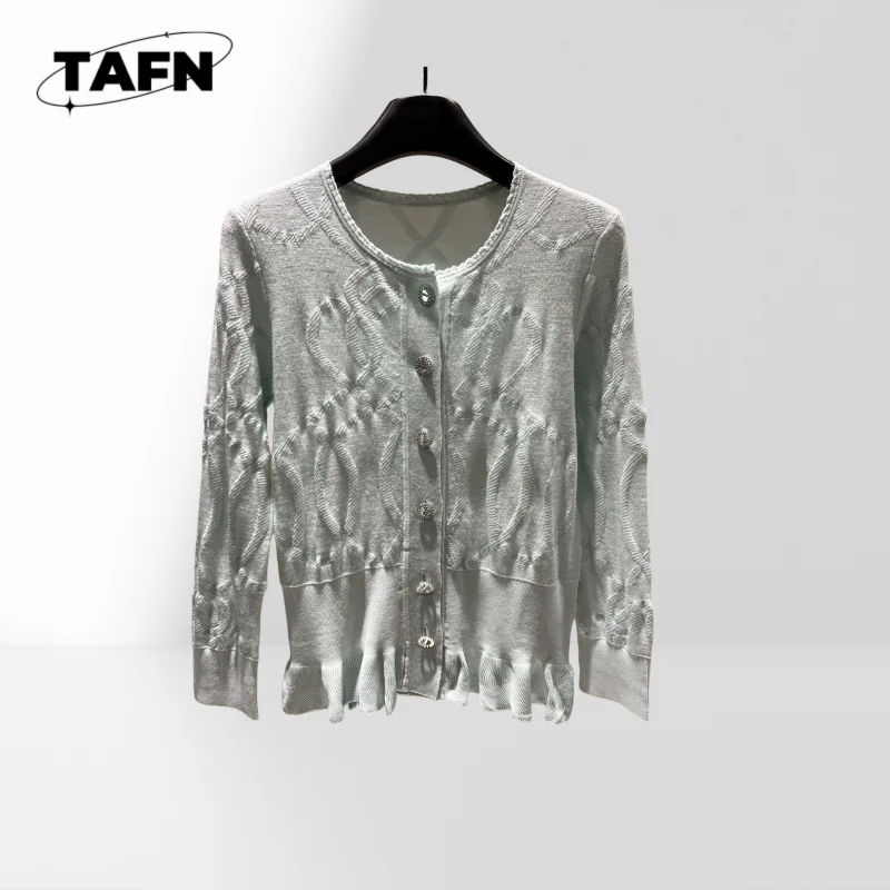 

Retro Cashmere Cardigan Sweater – Cozy and Elegant for Casual Outings Retro Chic and Cozy for Casual OccasionsAH0249