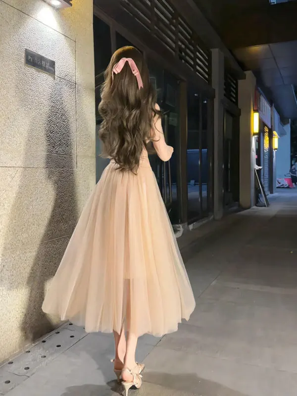 

Элегантный комплект из топа с V-образным вырезом и кружевной юбки: комфортный, модный, нежный стиль для ранней весны, футболка с длинным рукавом, повседневная одежда.