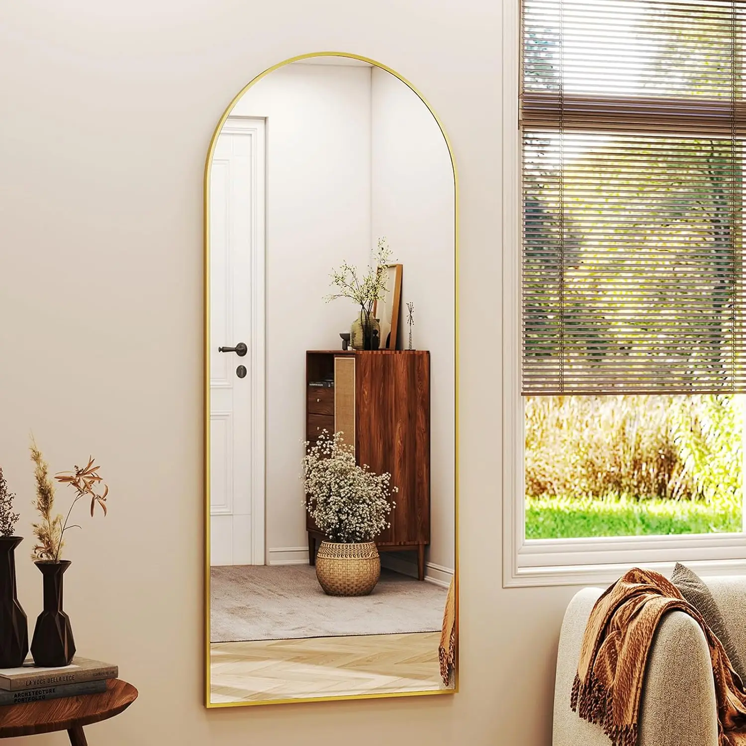 Specchio ad arco a figura intera da 56" con cornice in alluminio, finitura dorata, autoportante o montata a parete per un'elegante arredamento per la casa