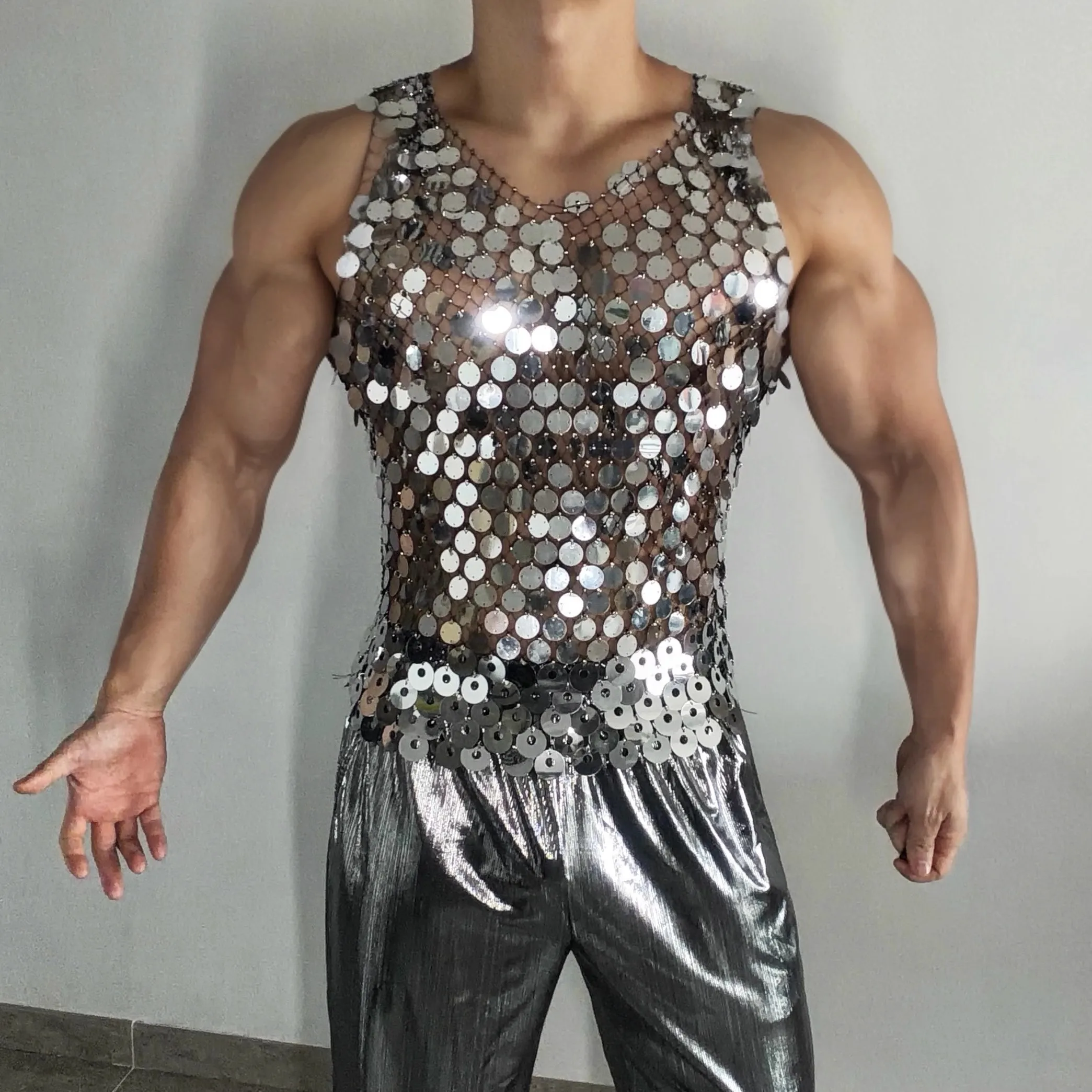 เสื้อกั๊กผู้ชายแบบเซ็กซี่ โปร่งใส ตาข่าย งานแฮนด์เมด ประดับเพชรระยิบระยับ เหมาะสำหรับนักร้อง บาร์ ไนท์คลับ ทีมเต้น โกโก้  ชุดแสดงบนเวที ชุดคลับ