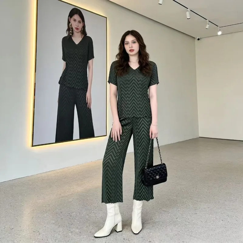 

Комплект Miyake Pleated 2026: плиссированный топ с V-образным вырезом и брюки для женщин, повседневный, с коротким рукавом, из двух предметов, высококачественный и изысканный