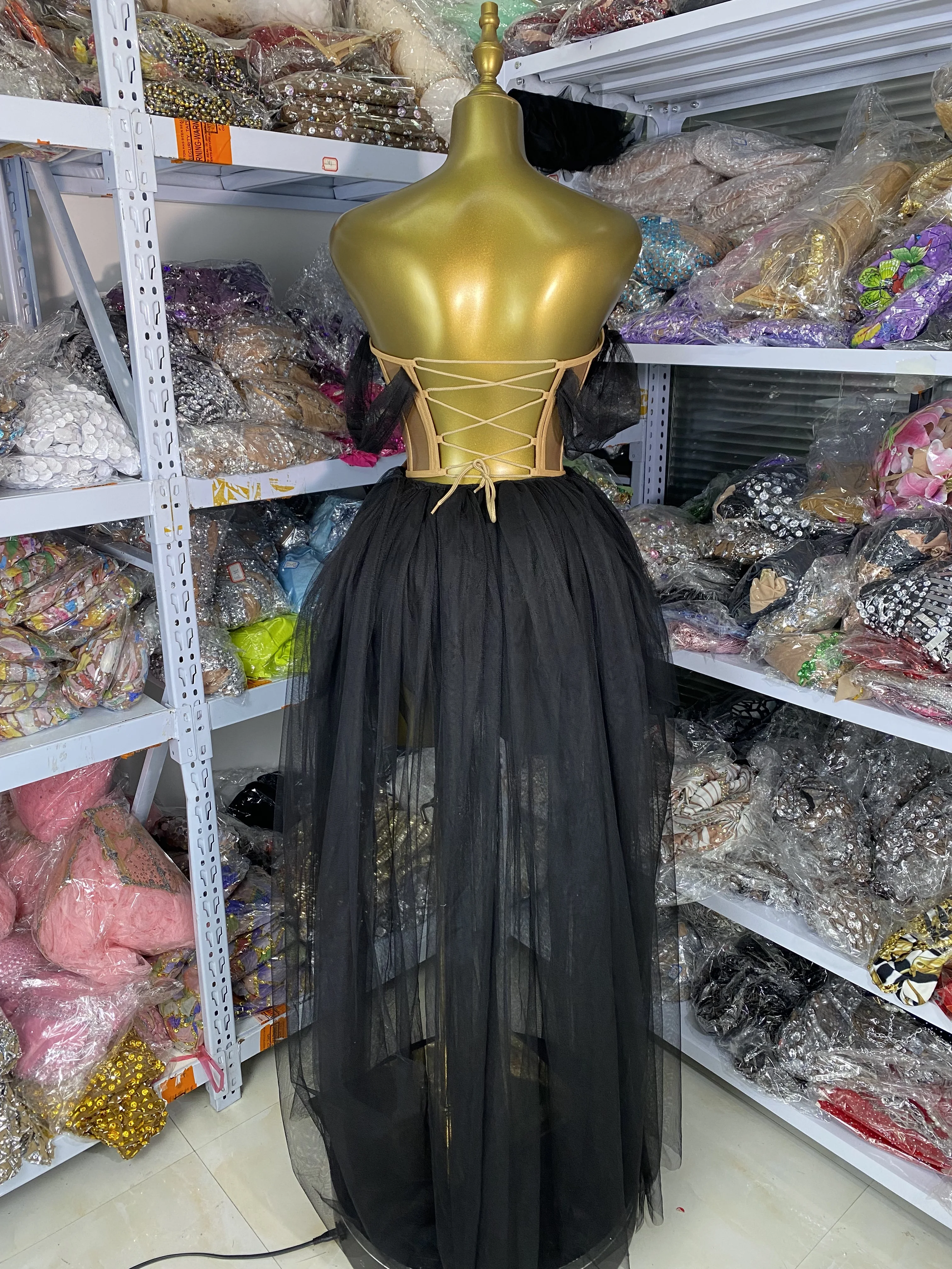 فستان نسائي فاخر للحفلات المسائية أسود بدون حمالات مطرز بالدانتيل وتنورة قصيرة من الأمام وطويلة من الخلف شبكية مكونة من قطعتين