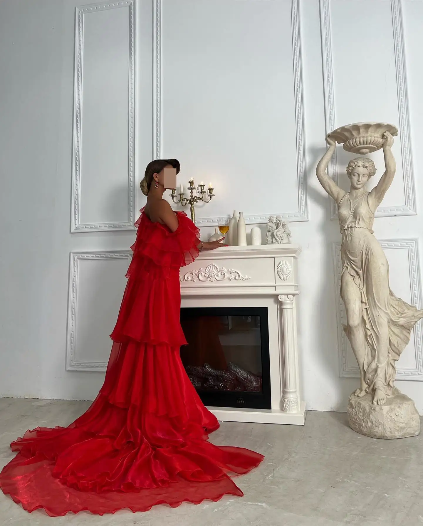 Abito da sera a strati con una spalla a sirena in raso con temperamento personalizzato. Graziosi abiti da ritorno a casa con maniche corte e lunghezza fino al pavimento