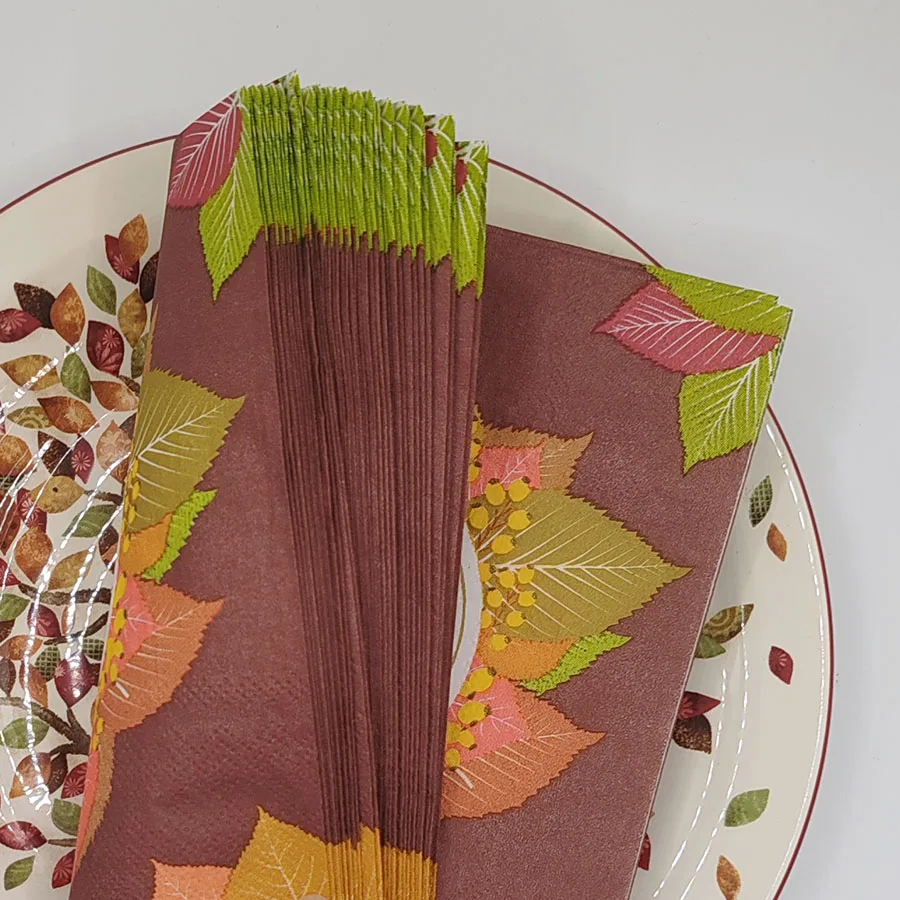 مناديل مطبوعة لعيد الشكر - تصميم شكرًا سعيدًا مع أوراق القيقب الخريفية والتوت لمستلزمات ديكور طاولة العطلات