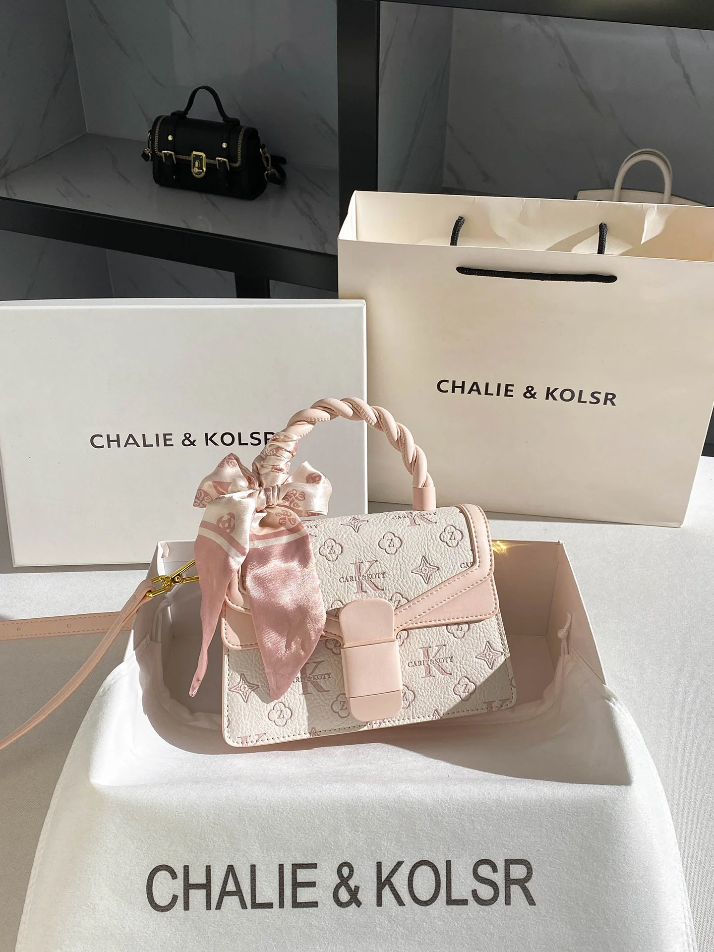 sac-bandouliere-tisse-a-la-main-chaliekolsr-Ete-2026-en-cuir-souple-gaufre-floral-polyvalent-pour-adolescents