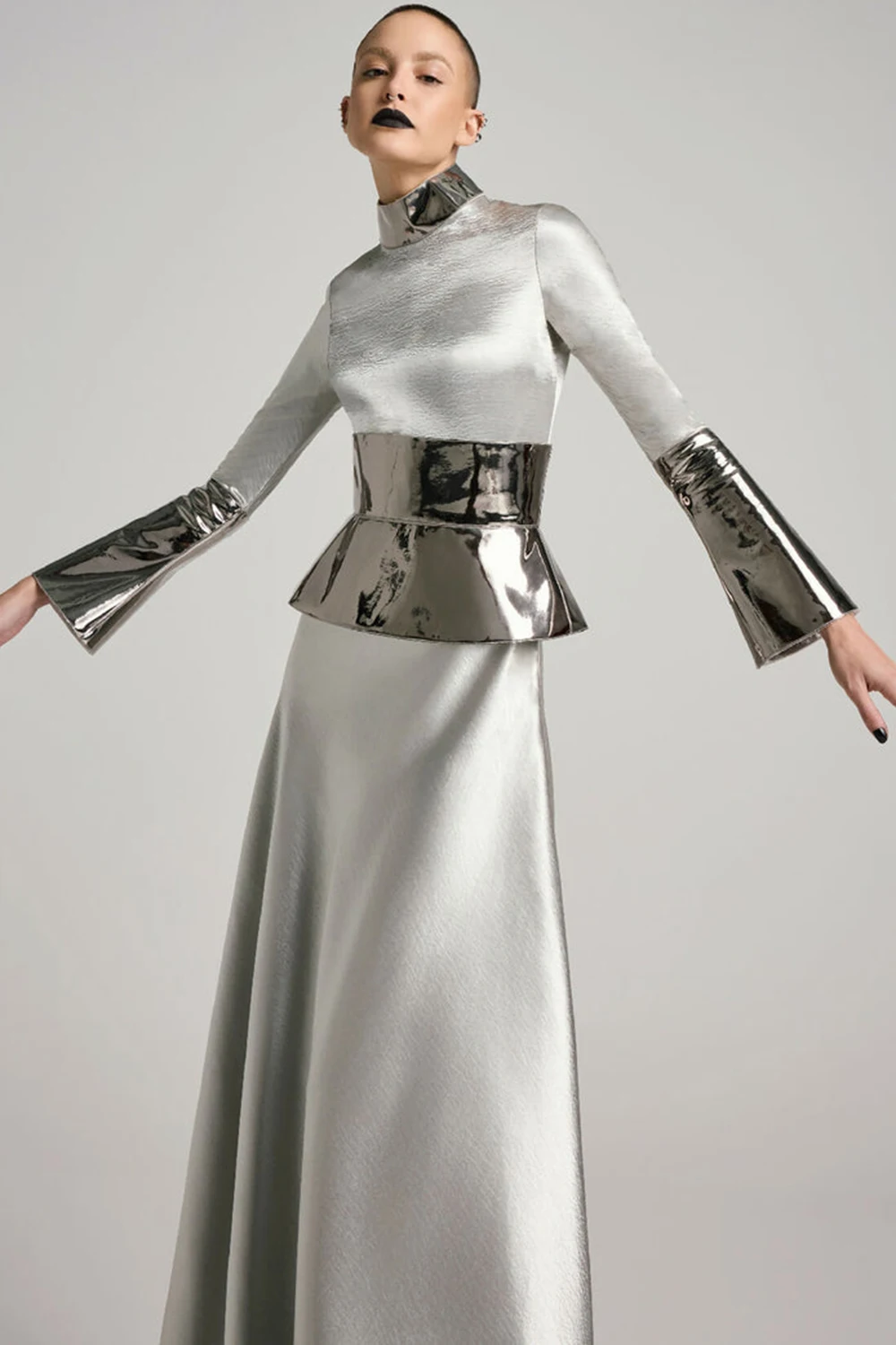 Satynowa sukienka maxi damska w kolorze srebrnym z metalicznym efektem, patchworkowa, z długim rękawem i golfem.