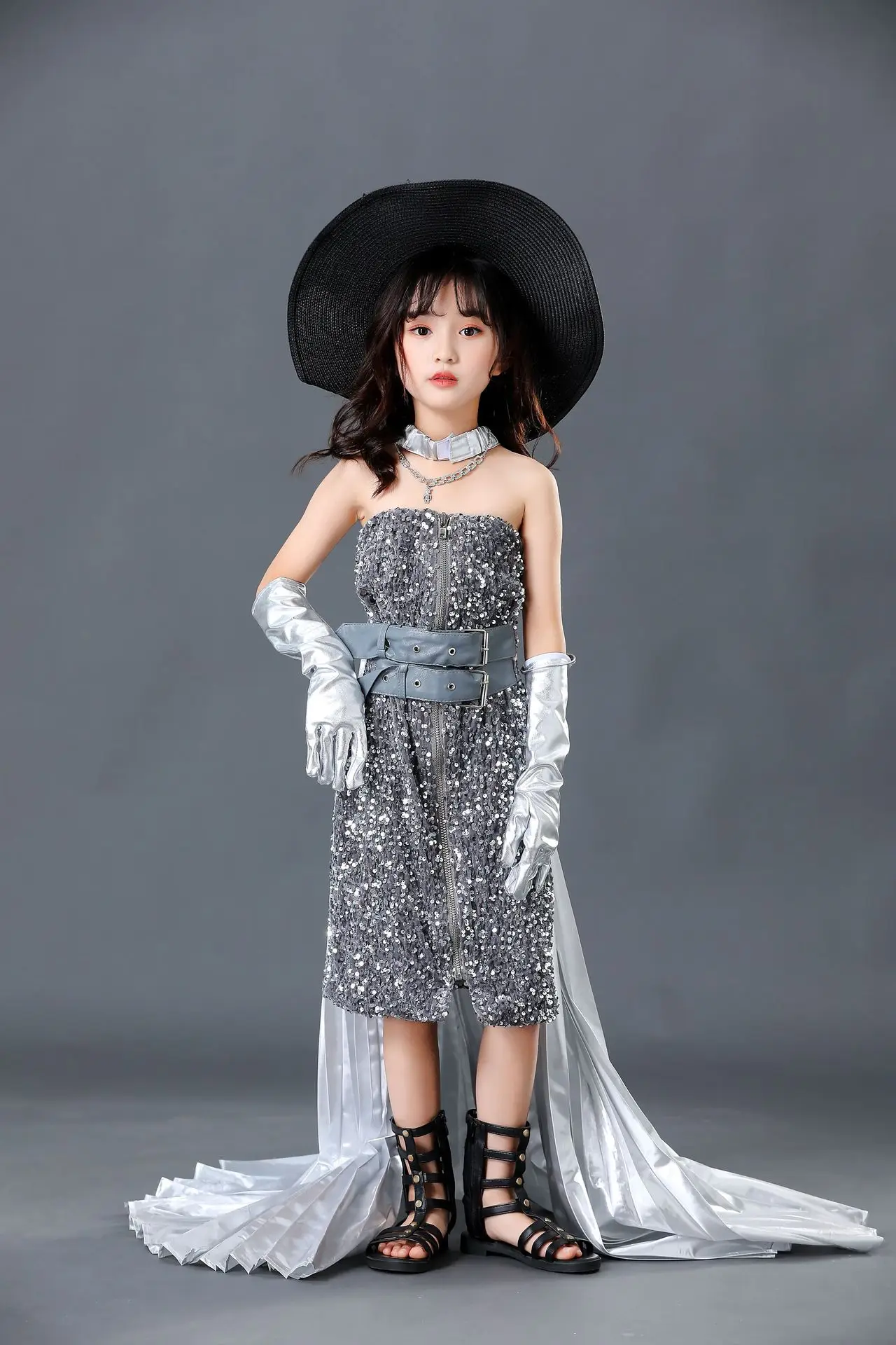 

Girl Model Catwalk Trendy Clothes Children's Catwalk Competition Silver Rock Style Future Technology Sense Dress Cape Mold Card