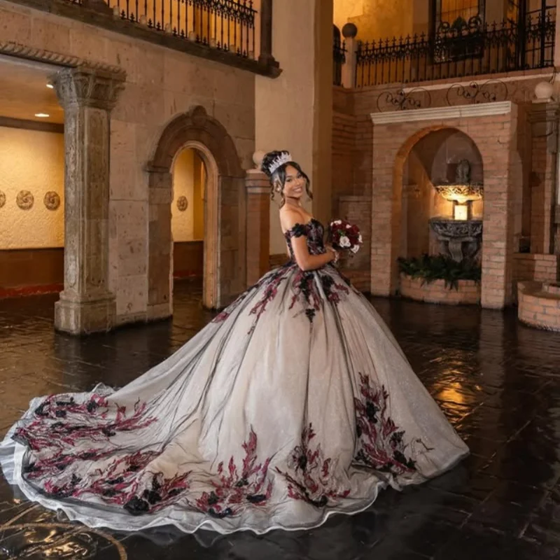 Robe Quinceanera gris foncé brillant, épaules dénudées, dentelle, cristal, paillettes, fleur, décalcomanie, robes de 15 Quinceanera ﻿ Personnalisé