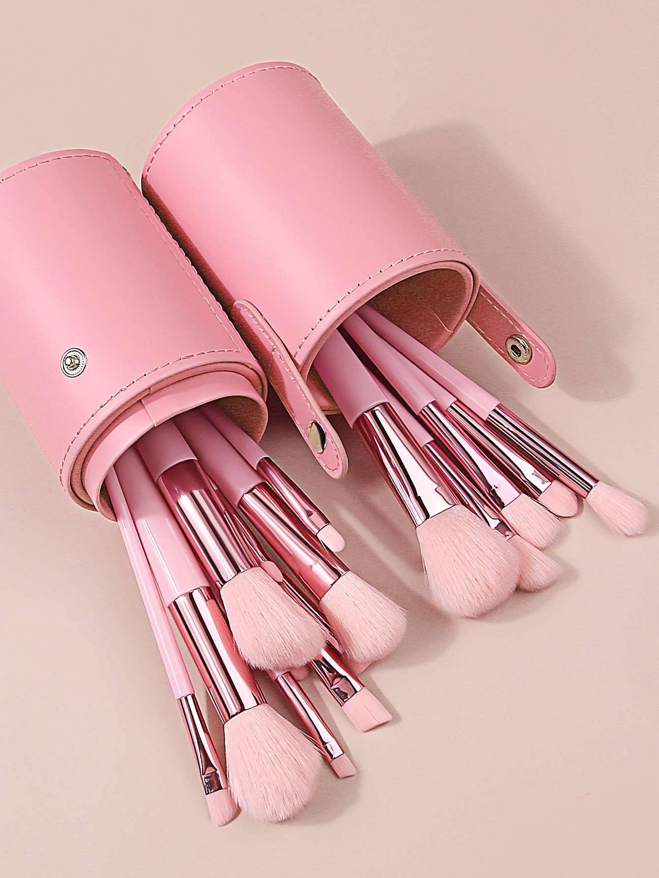 18本の桜パウダーメイクブラシセットには、メイクブラシ収納バケツとパウダーパフ2個が付属しています。