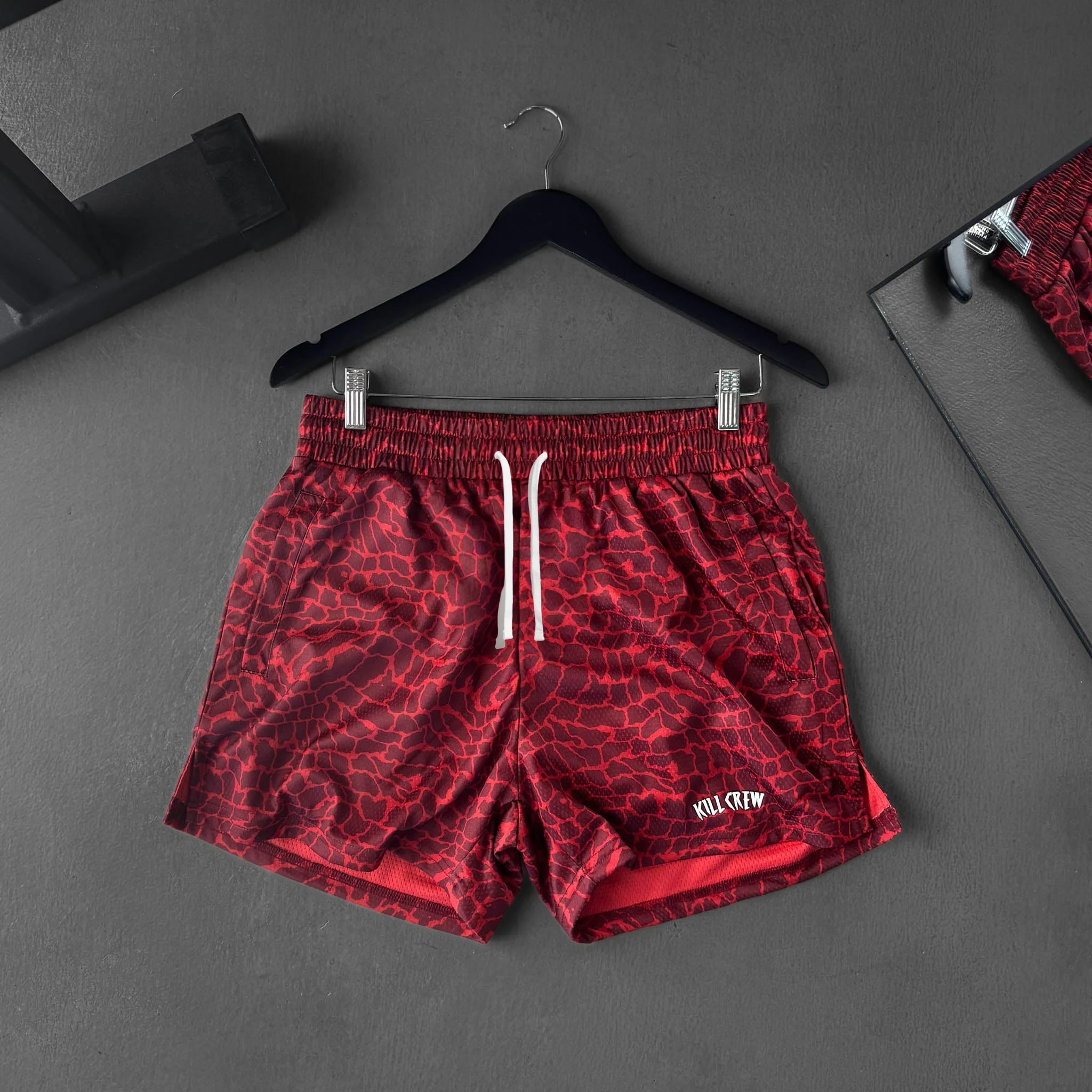 2026 Oversized Shorts für Herren: Amerikanische Vintage-Shorts mit verformtem Buchstabenprint – Modische High-Street Loose-Fit Basketball-Shorts für Paare – Detail 7