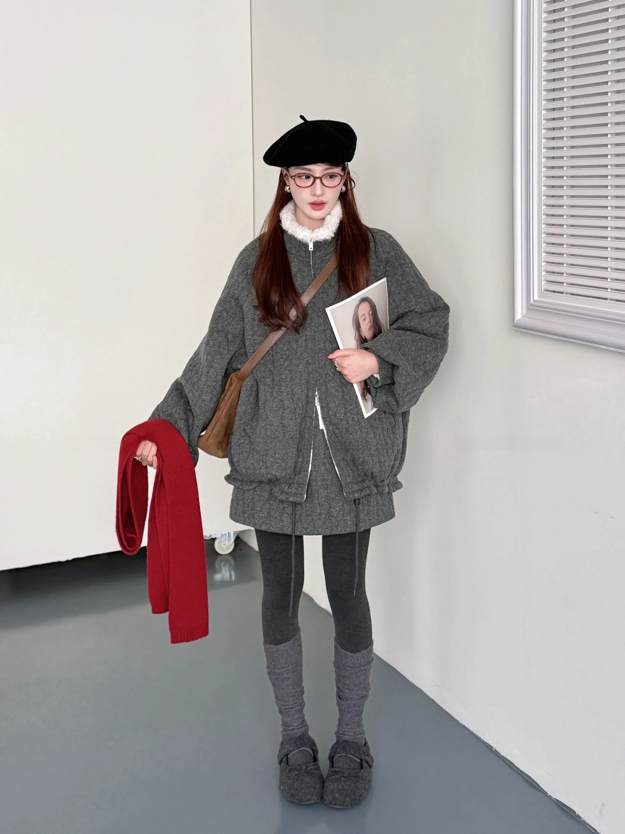 

Комплект из двух предметов: теплая зимняя куртка-пуховик с воротником-стойкой и юбка из шерсти с эффектом пшеничного колоска, на молнии, для девушек в стиле Soft Girl.