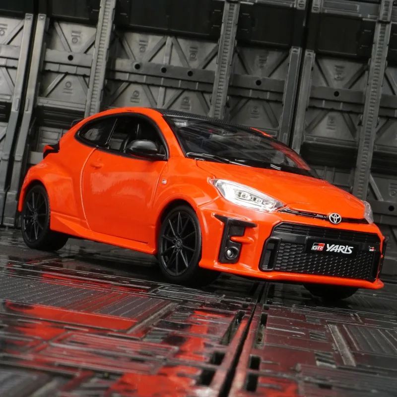 

Maisto 1:24 simulation Toyota Yaris alloy car model door can be opened suitable for collection and can be given as a gift