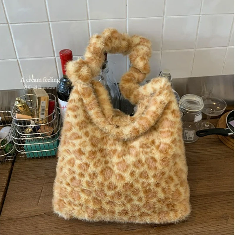 

Новая женская сумка через плечо с леопардовым принтом, большая вместительная меховая сумка на плечо для поездок на работу, удобная и универсальная текстурная сумка-ведро