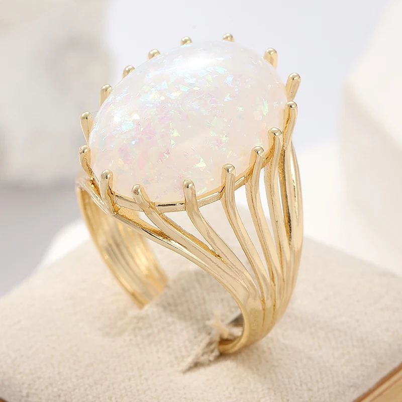 Vintage-Ring für Damen mit Eingelegtem Faux-Opal, Trendiger Goldfarbener Geometrischer Hohler Ring für Alltag und Partys, Jubiläumsgeschenk – Detail 3