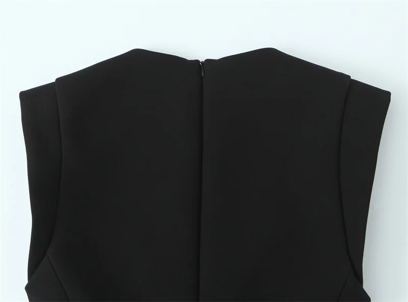 Tuta da donna 2025 Autunno Nuovo stile Tuta corta senza maniche nera con decorazione con bottoni gioiello Sexy alla moda unica