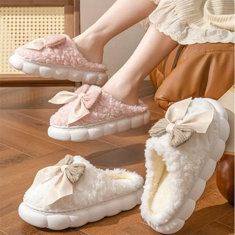 Süße rosa Schleifen-Hausschuhe mit warmem Fell für Damen, Winter, dicke Plattform, flauschig gefütterte Schuhe, rutschfeste Baumwoll-Hausschuhe für drinnen. – Detail 3