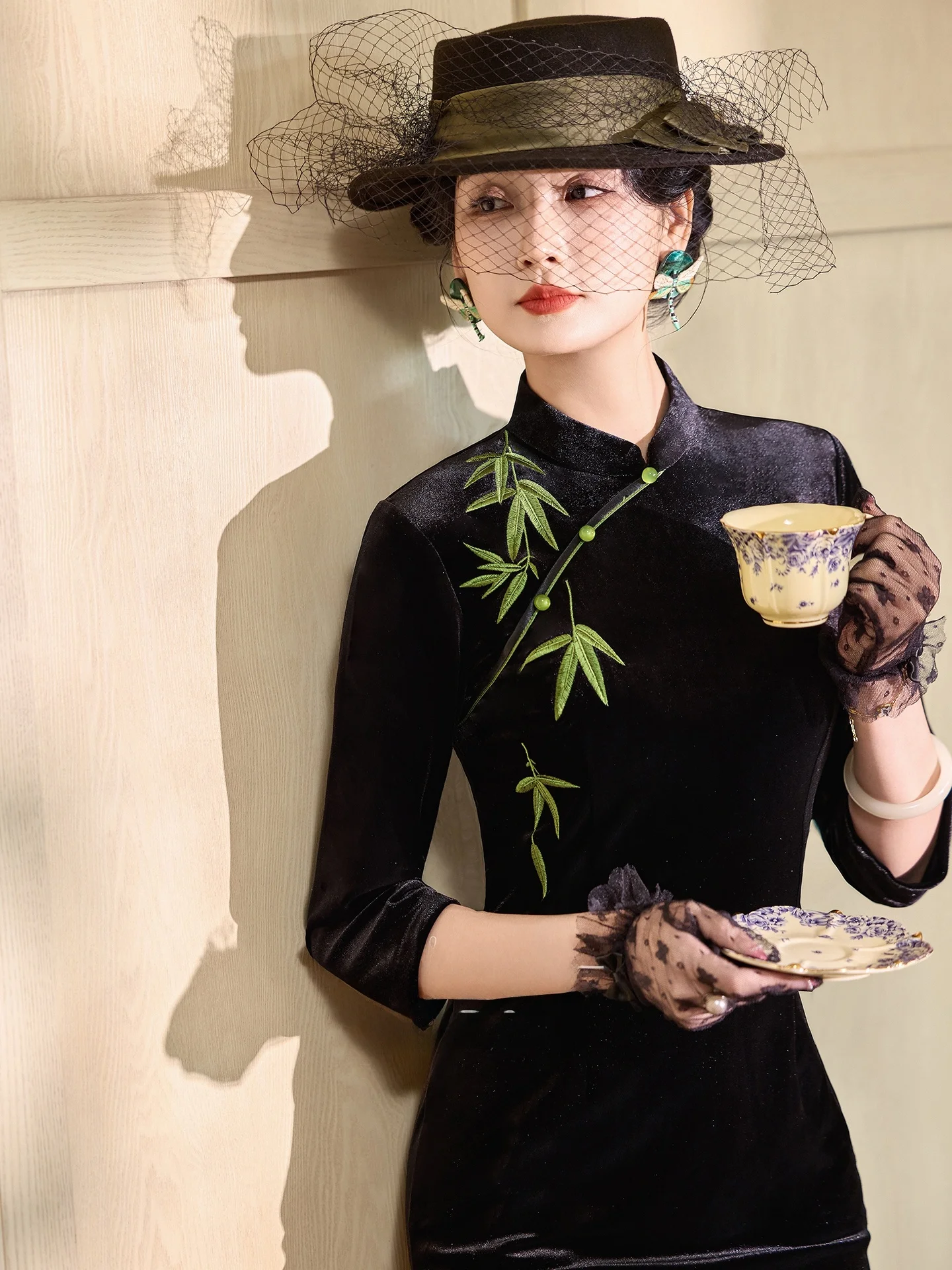 

Ретро-платье из черного бархата с длинными рукавами, приталенное, для повседневной носки, с цветочной вышивкой и низким разрезом, длинное.