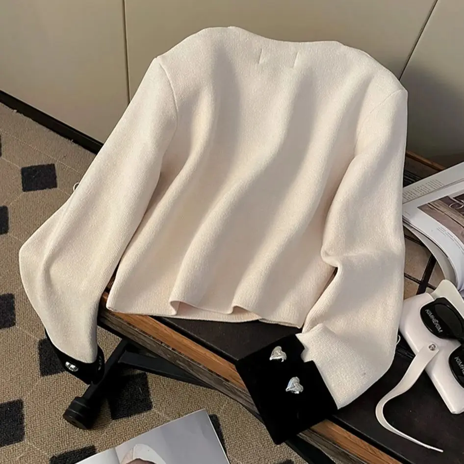 เสื้อคาร์ดิแกนสไตล์เกาหลีสำหรับผู้หญิง ตกแต่งรูปหัวใจ กระดุมแถวเดียว ตัดสีสัน ชิค สั้น ทันสมัย เสื้อนอกสำหรับฤดูใบไม้ผลิ รุ่นใหม่