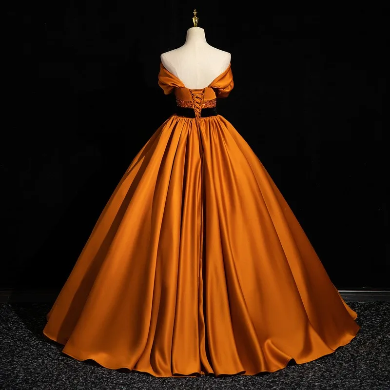 Um vestido de performance de dança laranja inchado e elegante