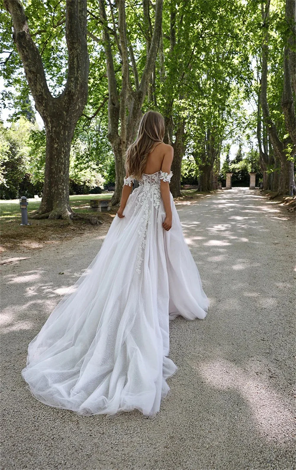 Tokyo Maßgeschneidertes weißes schulterfreies Hochzeitskleid, ärmelloses, seitlich hoch geschlitztes Blumen-Brautkleid, A-Linien-Hochzeitskleid mit Reißverschluss hinten