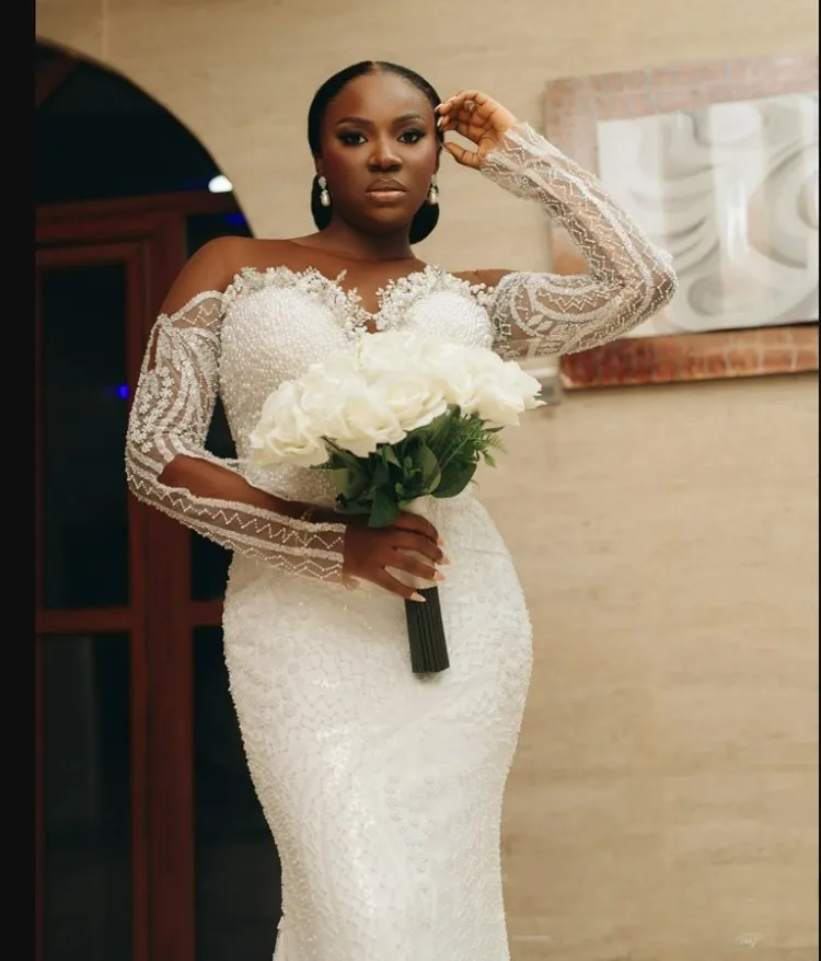 Abito da sposa a sirena in pizzo con scollo rotondo personalizzato con perline scintillanti con fiocco Robe Mariée maniche lunghe Abiti da sposa country