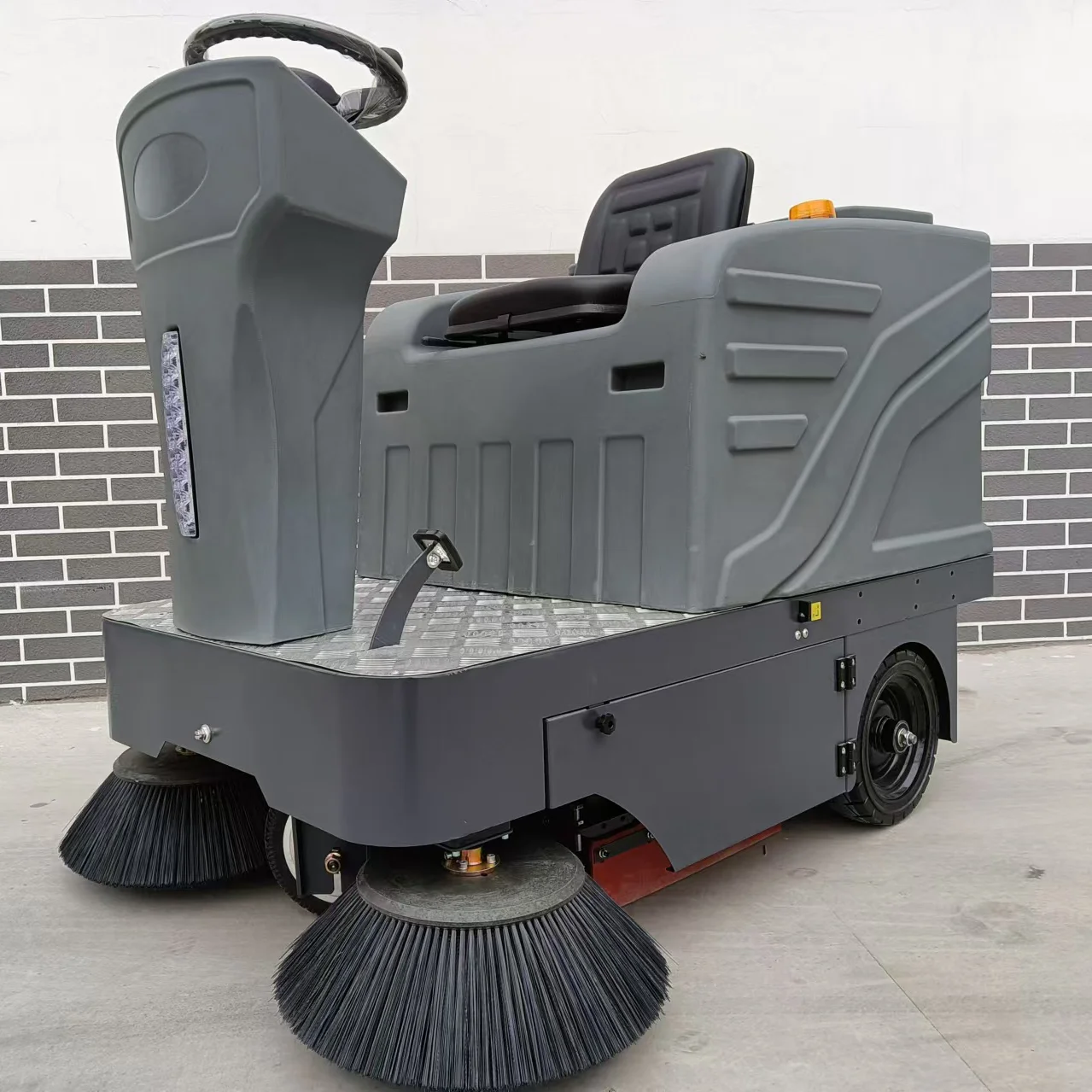 Customized  Automatic Industrial Ride-On Road Sweeper Commercial Electric Self-Propelled Street Sweeper Floor Cleaning Machine
