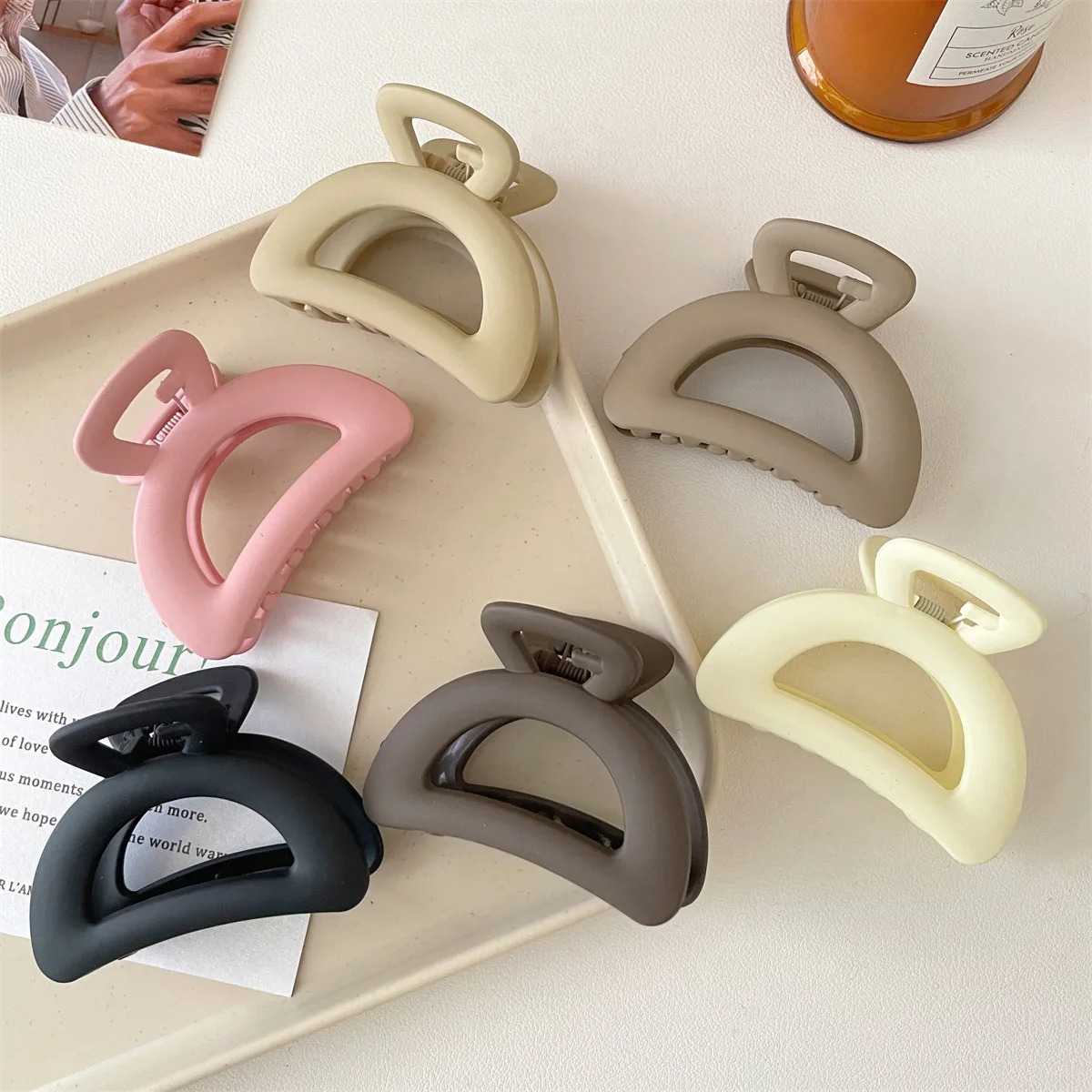 

New Minimalist Half Moon Hair Claw Clip for Women Elegant Temperament Medium-sized Shark Clip Girl Hair Accessories