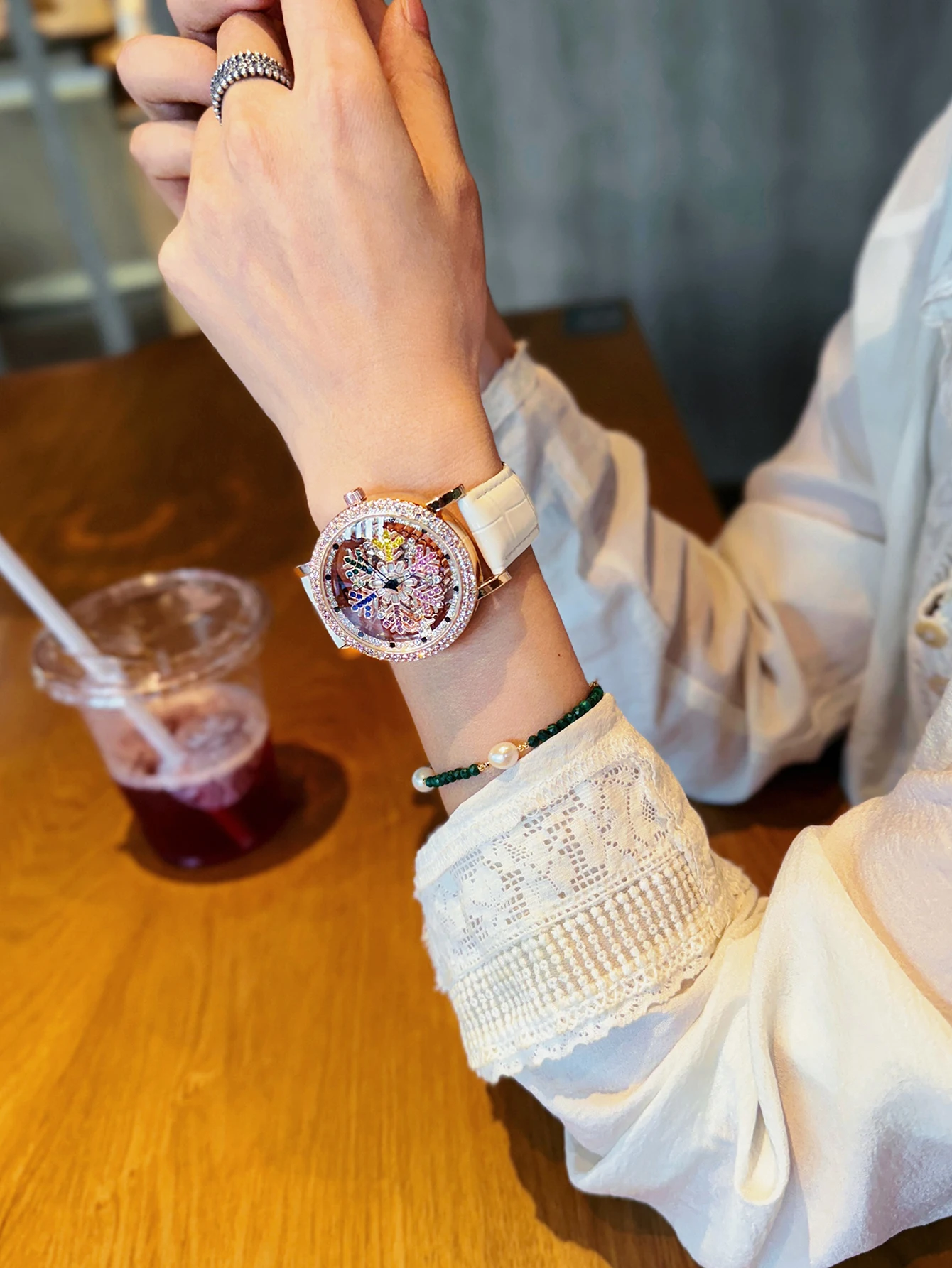 1 Piece of an Upgraded Version of a Dazzling, Fashionable, and Luxurious Women\'s Watch, Featuring Colorful Rhinestone Quartz Watch, with a Charming