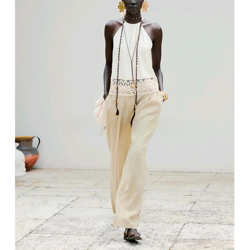 ستايل عطلة الصيف: بلوزة ذات فتحة خلفية من خليط الكتان مع بنطلون واسع الأرجل مطوي، طقم من قطعتين برقبة مستديرة وأكمام قصيرة