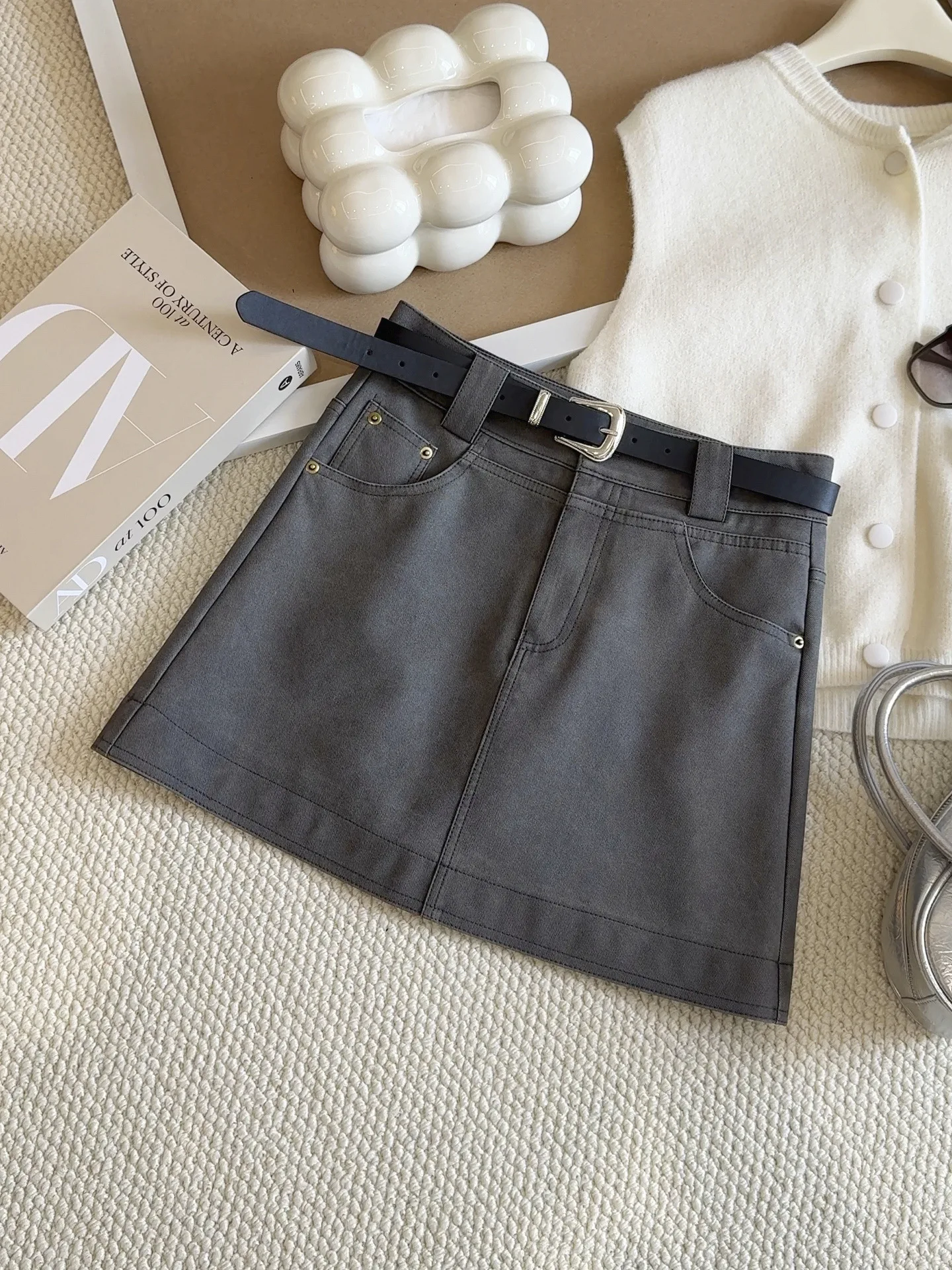 Black PU leather short skirt for women in autumn 2025, new high waist slimming and hip hugging A-line half body skirt