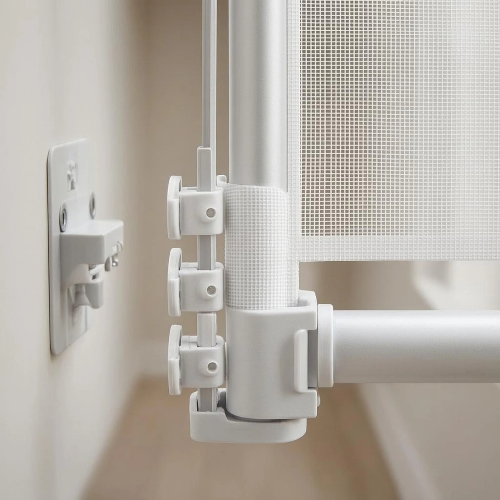 barriere-de-securite-retractable-en-maille-profilee-mince-pour-animaux-domestiques-ideale-pour-l'interieur