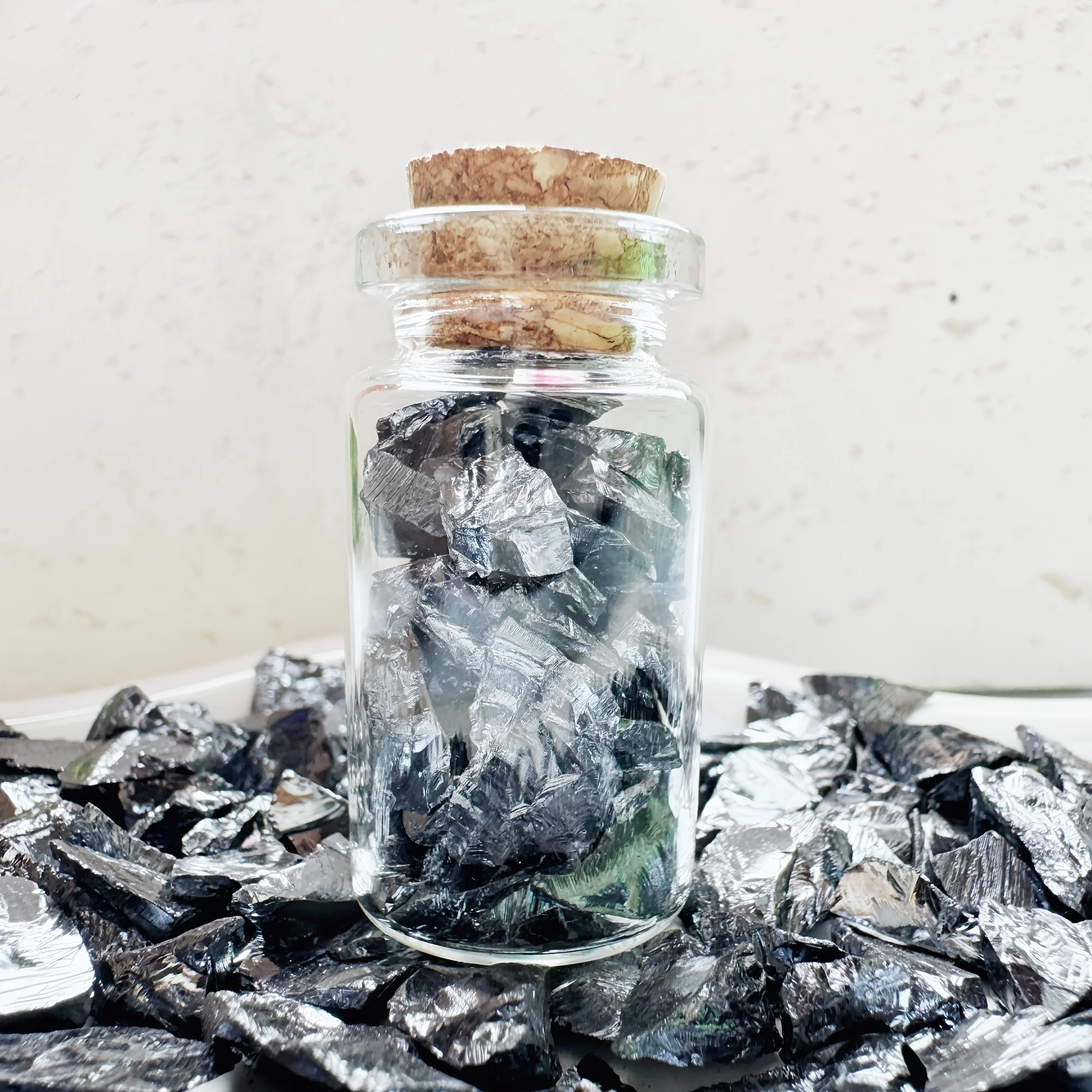 A bottle of titanium Hertz crushed stone, natural titanium Hertz wish bottle crushed stone, specimen collection, home decoration