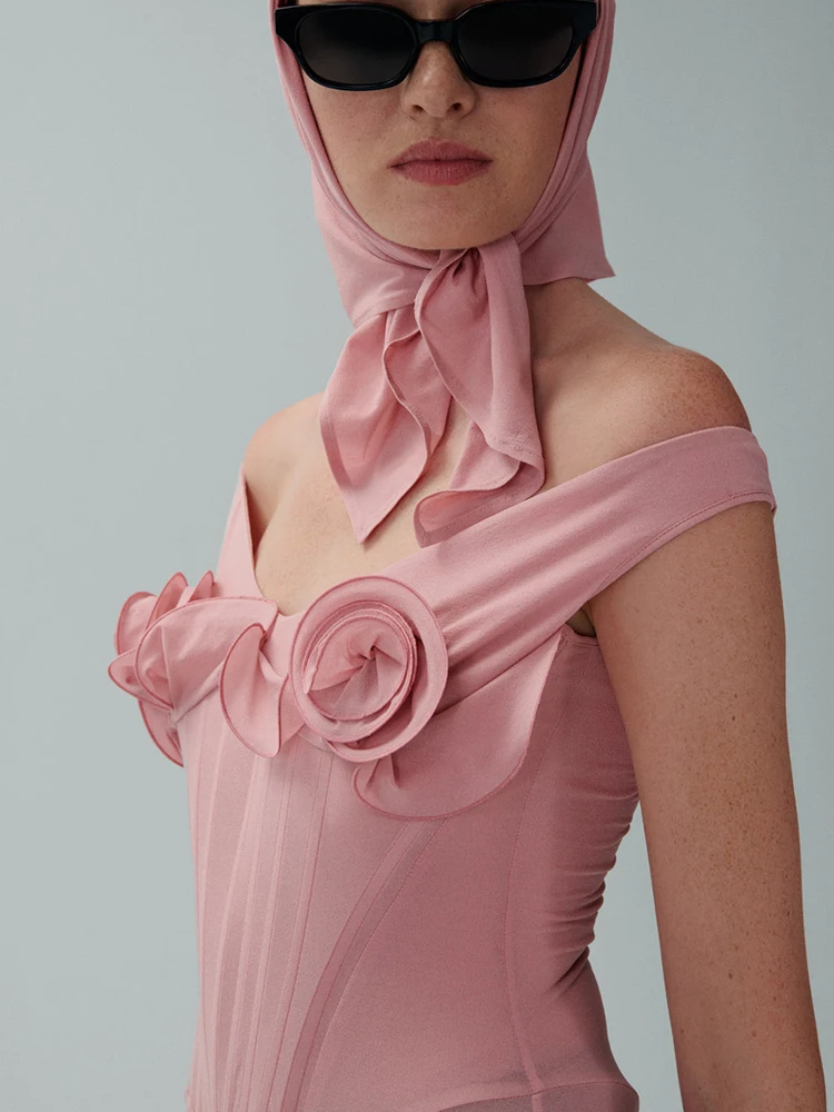 Damska szykowna różowa obcisła sukienka z odkrytymi ramionami gorset gorset kwiatowe ozdoby elegancka i stylowa wysokiej jakości sukienka na imprezę