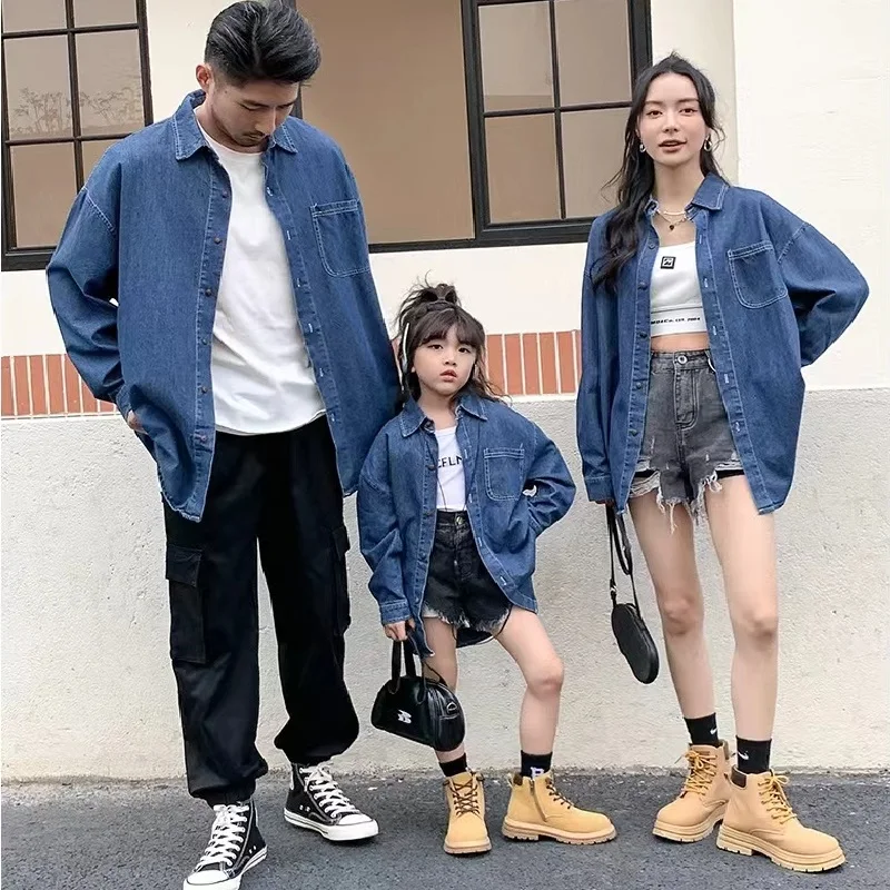 

Casual Family Matching Outfits Look Full Sleeve Mother Daughter Blouses Father Son Shirts Denim Daddy Mommy and Me Clothes 2024