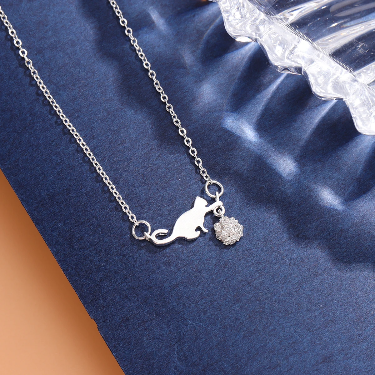 Nowa moda Cat Play Ball 925 Sterling Silver Biżuteria Osobowość Naszyjniki zwierzęce XL247 — zdjęcie 3