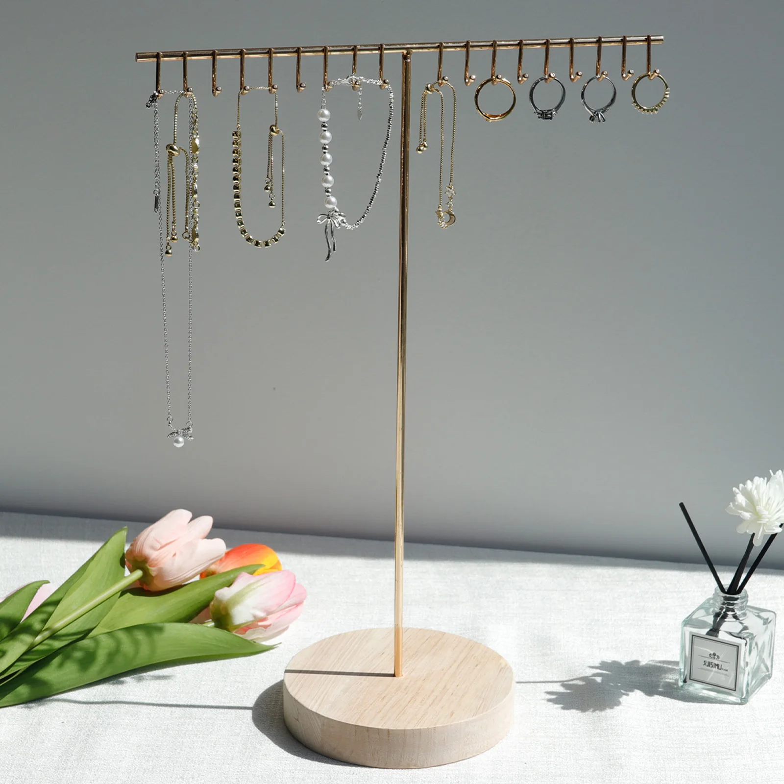 أقراط على شكل حرف T وقلادة وخاتم ورف مجوهرات ومنظم مجوهرات مع قاعدة خشبية وحامل رف تخزين معدني حديث