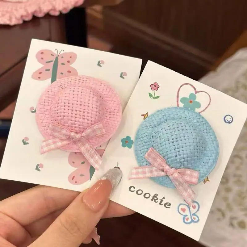 4 Stück Mini-Haarspangen und Haargummis in Strohhut-Form, weiche Pastellfarben, Karomuster-Schleifen für Mädchen, ideal als Sommer-Haarschmuck für den täglichen Gebrauch. – Detail 17