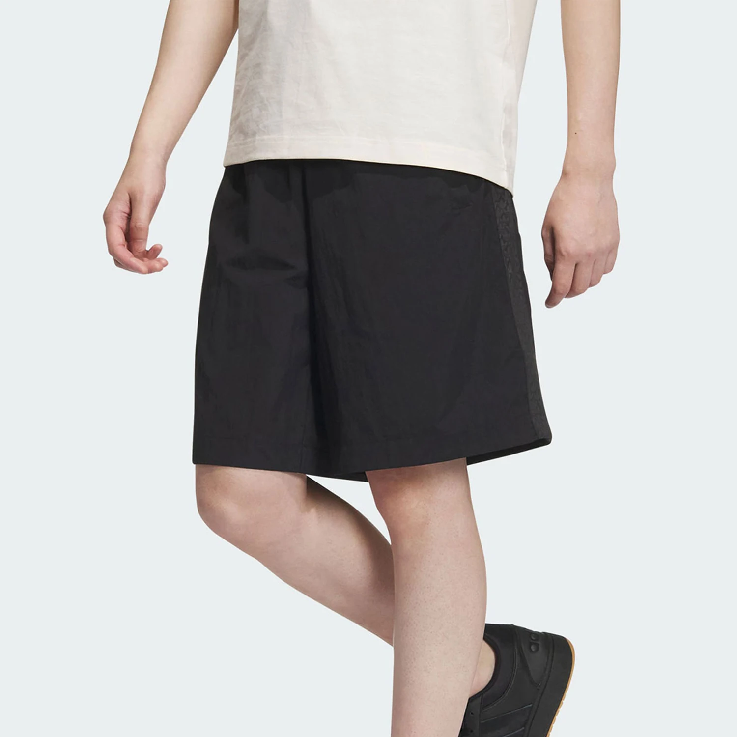 

Adidas Official Genuine New Three Stripes Men's Loose Woven Shorts IN1046