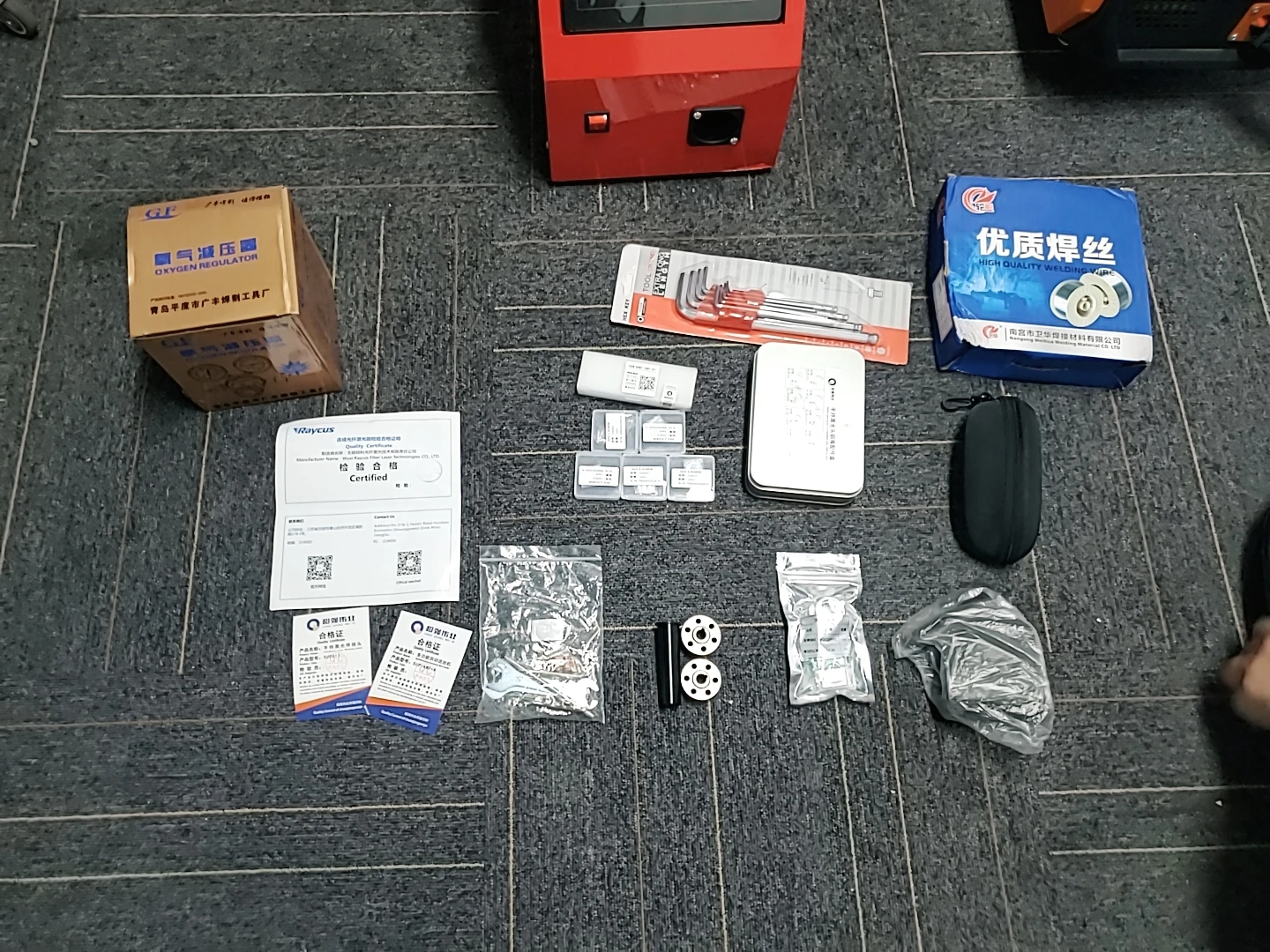 ماكينة لحام بالليزر 800 وات 1200 وات تصميم محمول مبرد بالهواء خفيف الوزن وكفاءة عالية