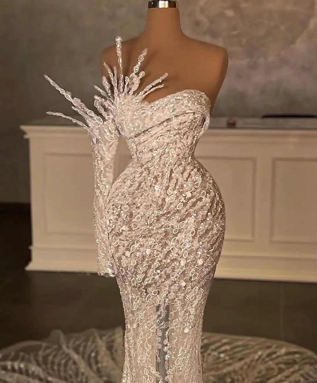 Sexy Evening Dresses Bateau Sleeveless Strapless Sequins Appliques Beaded 3D Lace Hollow Luxury Prom Dresses Formal Custom Made